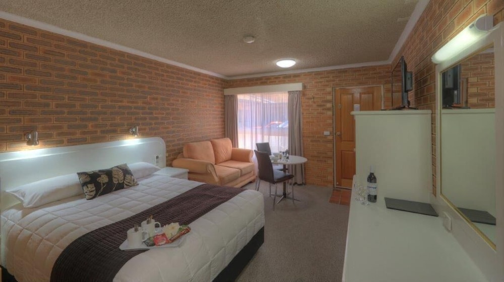 COUSINS MOTOR INN 13/62