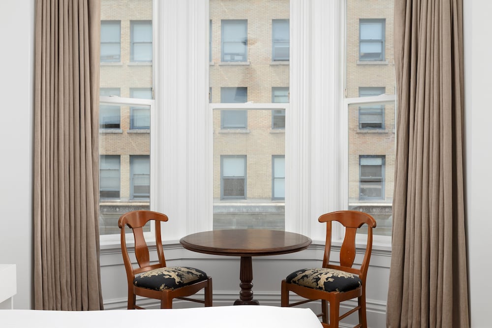 Victorian Hotel 61/74