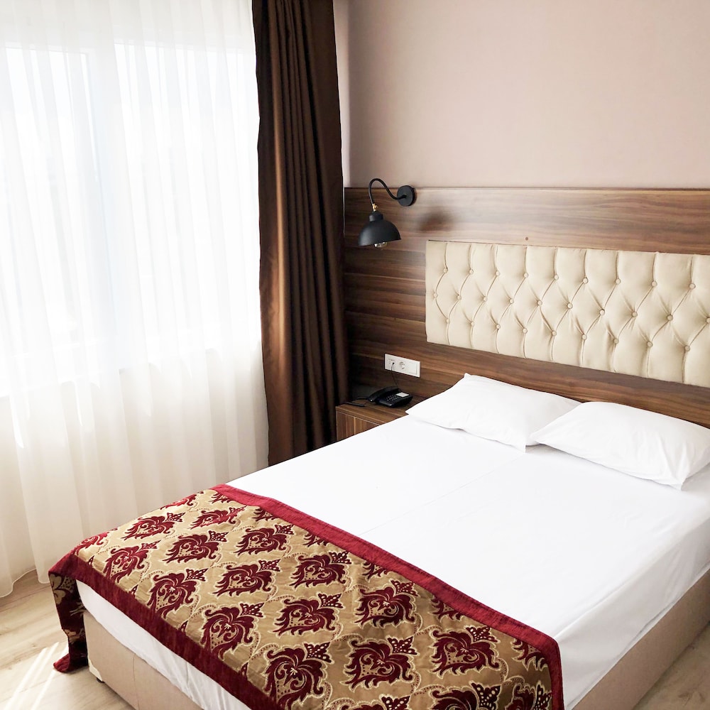 The Reina Hotel 12/70
