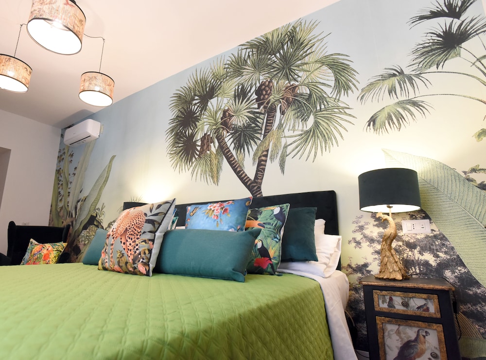LUXURY, KING BED