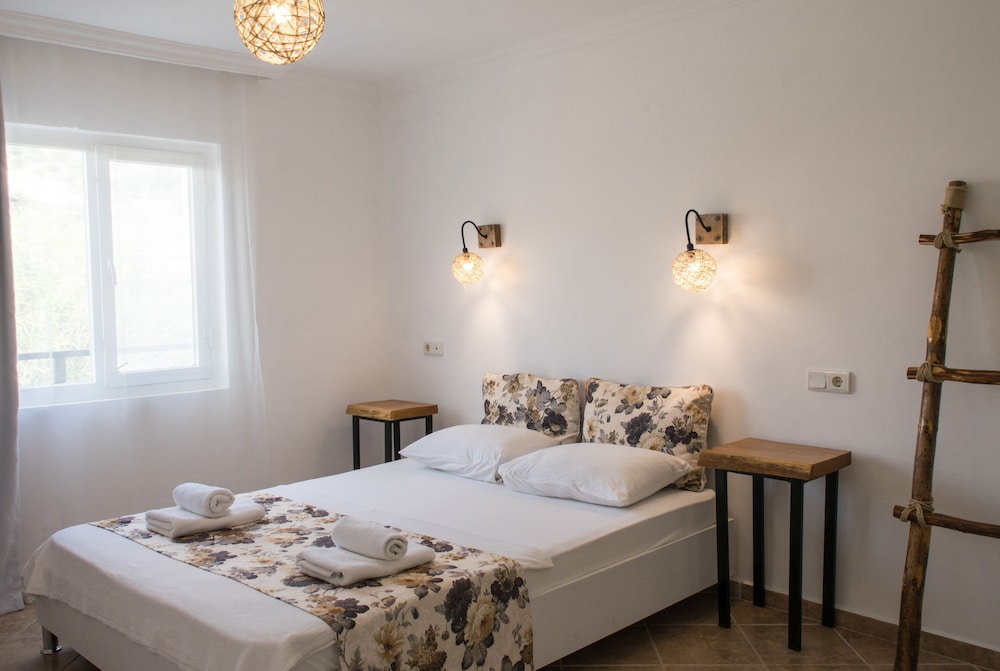 ECONOMY, DOUBLE OR TWIN BED
