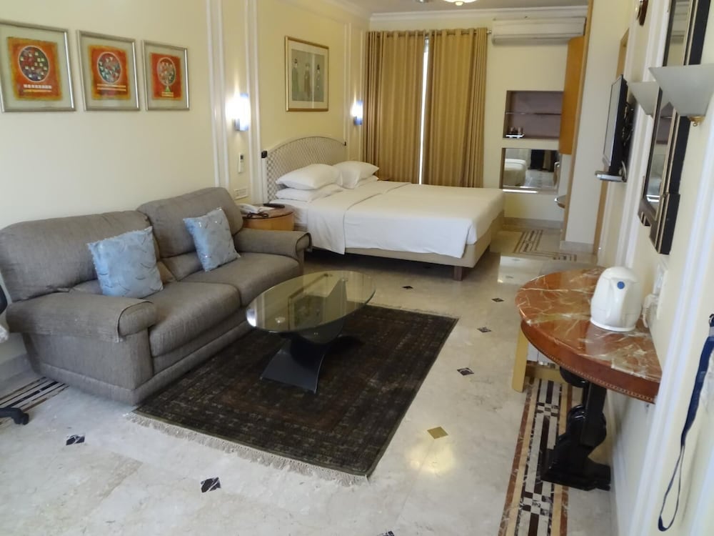 Regency Hotel 34/53