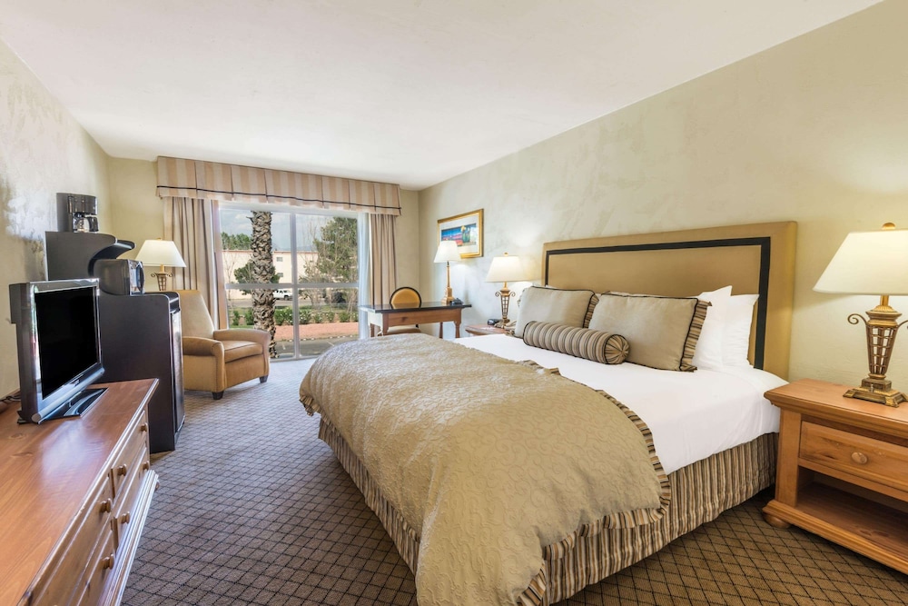 Ramada by Wyndham Las Cruces Hotel & Conference Center 11/37