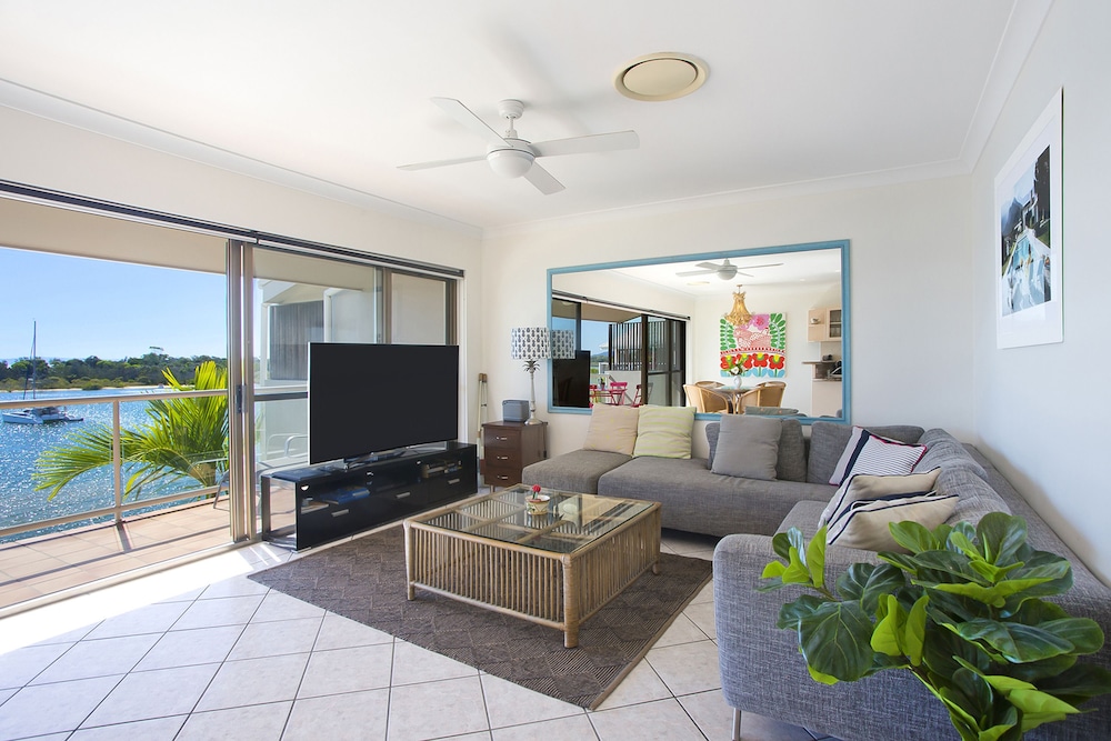 NOOSA SHORES RESORT 38/70