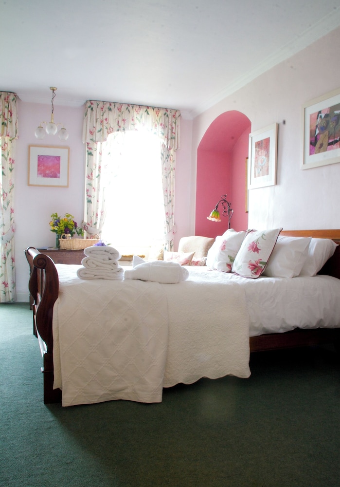 Compton House - Guest House 13/25