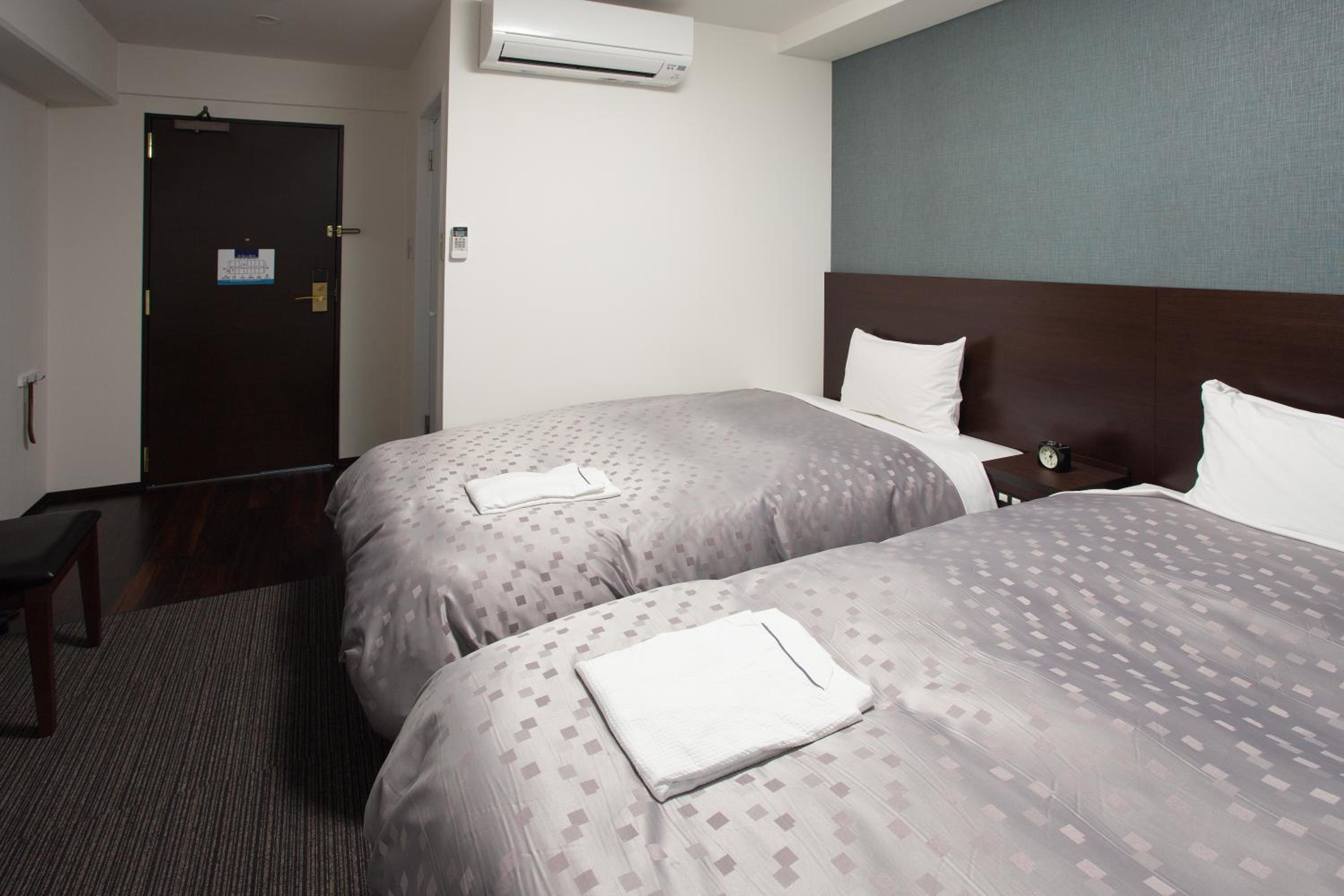 ROOM, TWIN BEDS