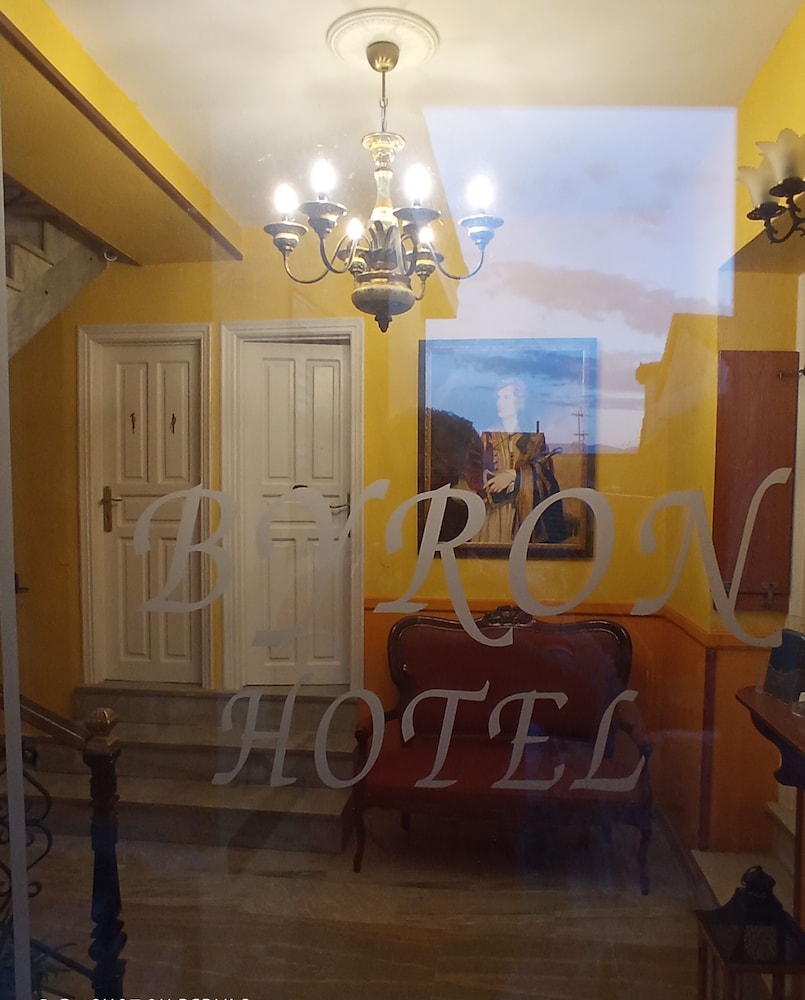 BYRON HOTEL 49/72