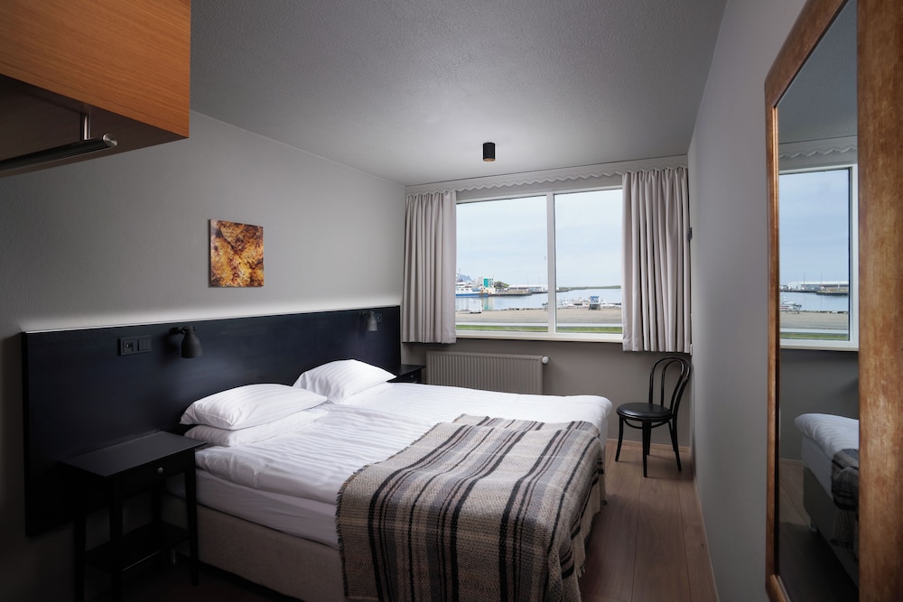 Room, Queen Bed, Glacier View
