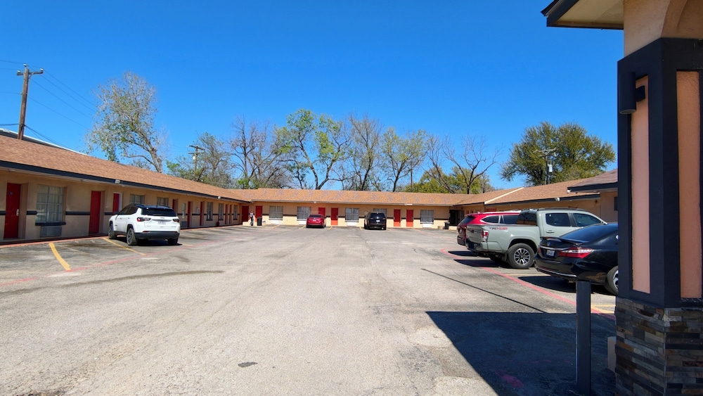 Sunset Lodge Elgin near US 290 by Hotel O 33/47