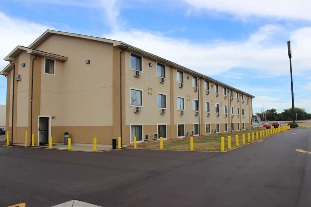 Super 8 by Wyndham Grand Rapids/Wyoming 1/21