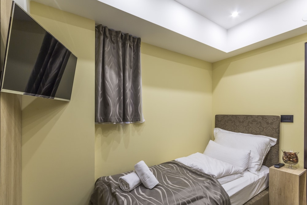 Madison Rooms 3/50