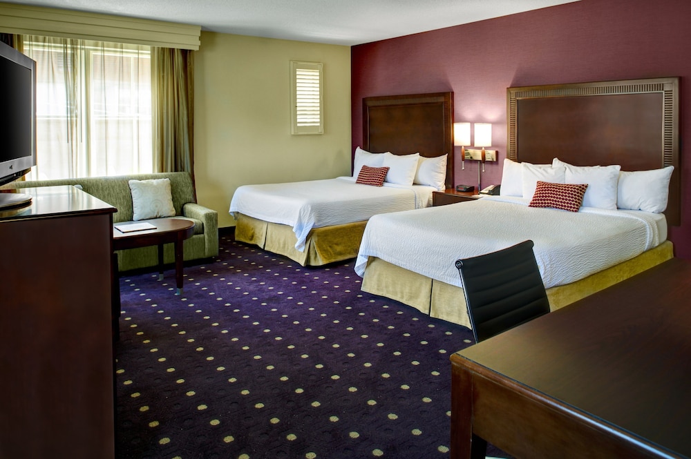 Courtyard by Marriott Kansas City Country Club Plaza 10/38