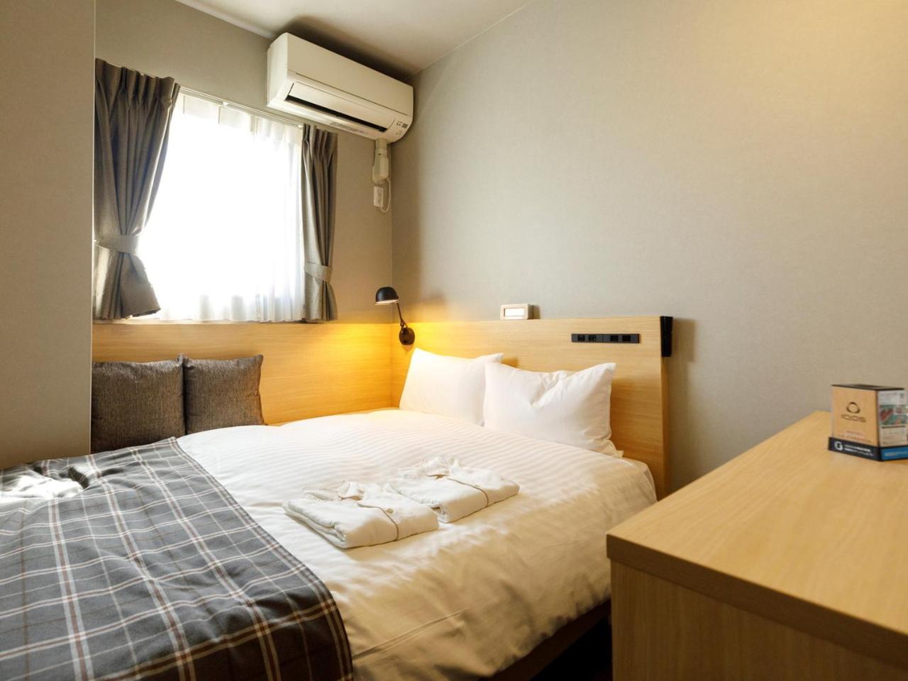 Room, Semi Double Bed, Electronic Cigarette Only, Smoking