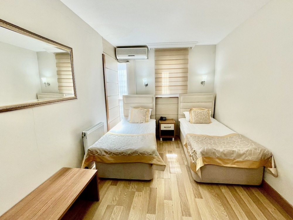 STANDARD, TWIN BEDS, CITY VIEW