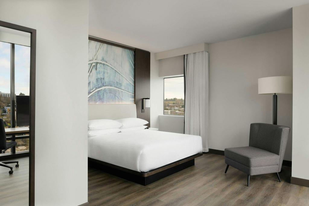 Guest Room, Deluxe, King Bed, Club Lounge Access, Corner