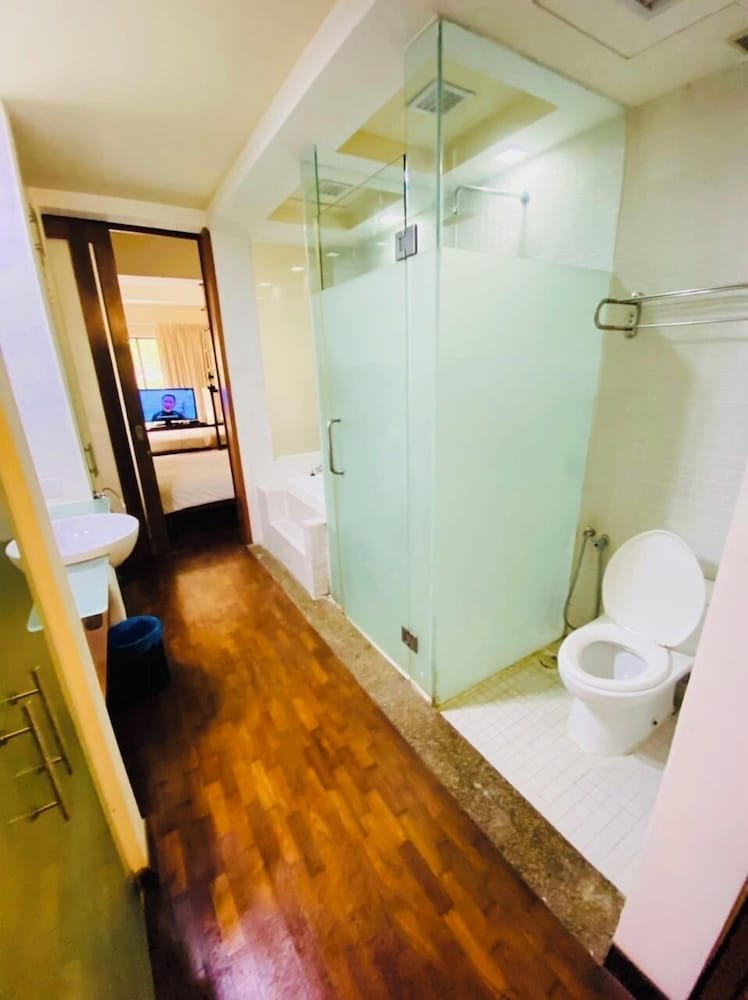 Peninsula Residence All Suite Hotel. 30/36