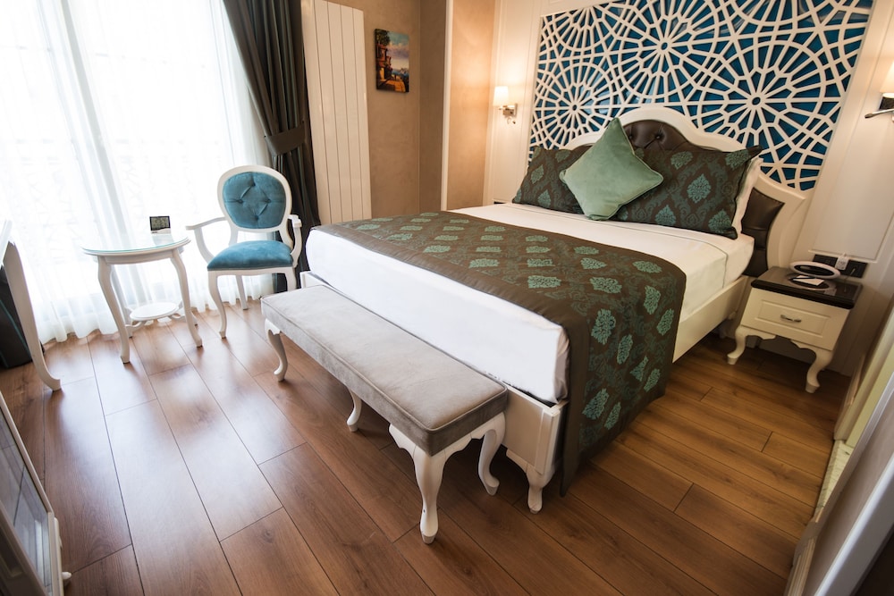 SUPERIOR, DOUBLE OR TWIN BED