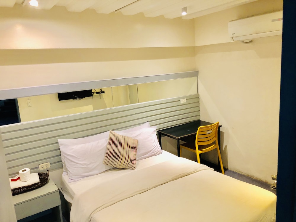 Hometown Hotel Bacolod - Lacson 13/74