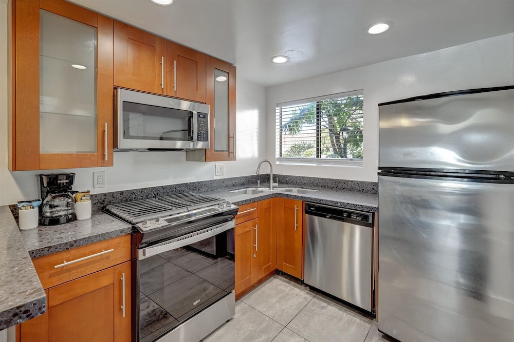 Oceanside Marina Suites 30/43