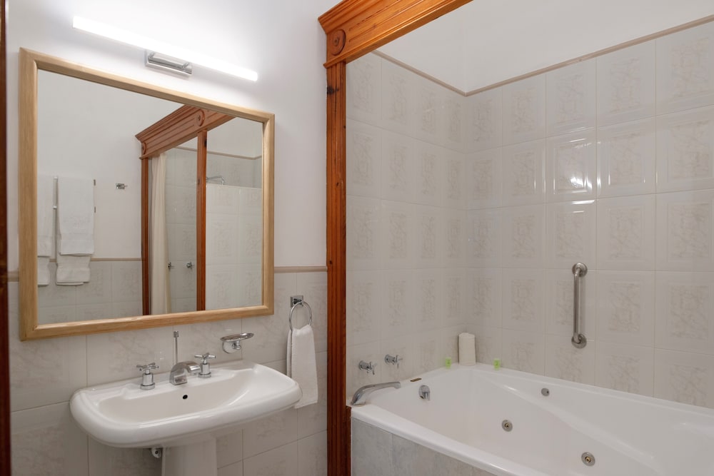 SUITE, CORNER