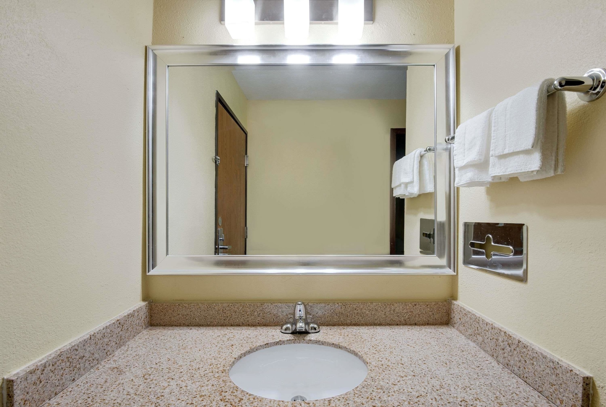 غرفة بسرير مزدوج، Super 8 By Wyndham Kansas City 9/10