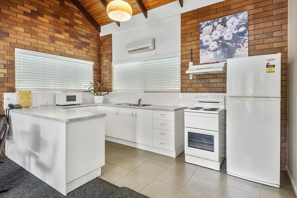 Whiteoaks Motel and Lodges 20/20