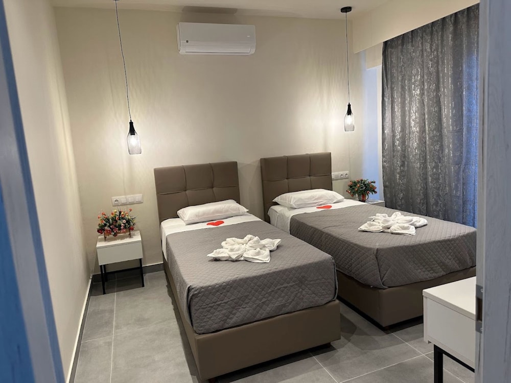 Aqua Luxury Suites 63/76