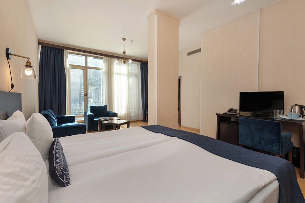 GRAND, DOUBLE OR TWIN BED