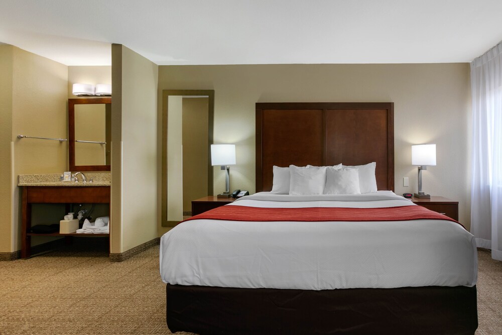 Comfort Inn & Suites Near University Of Wyoming 14/40