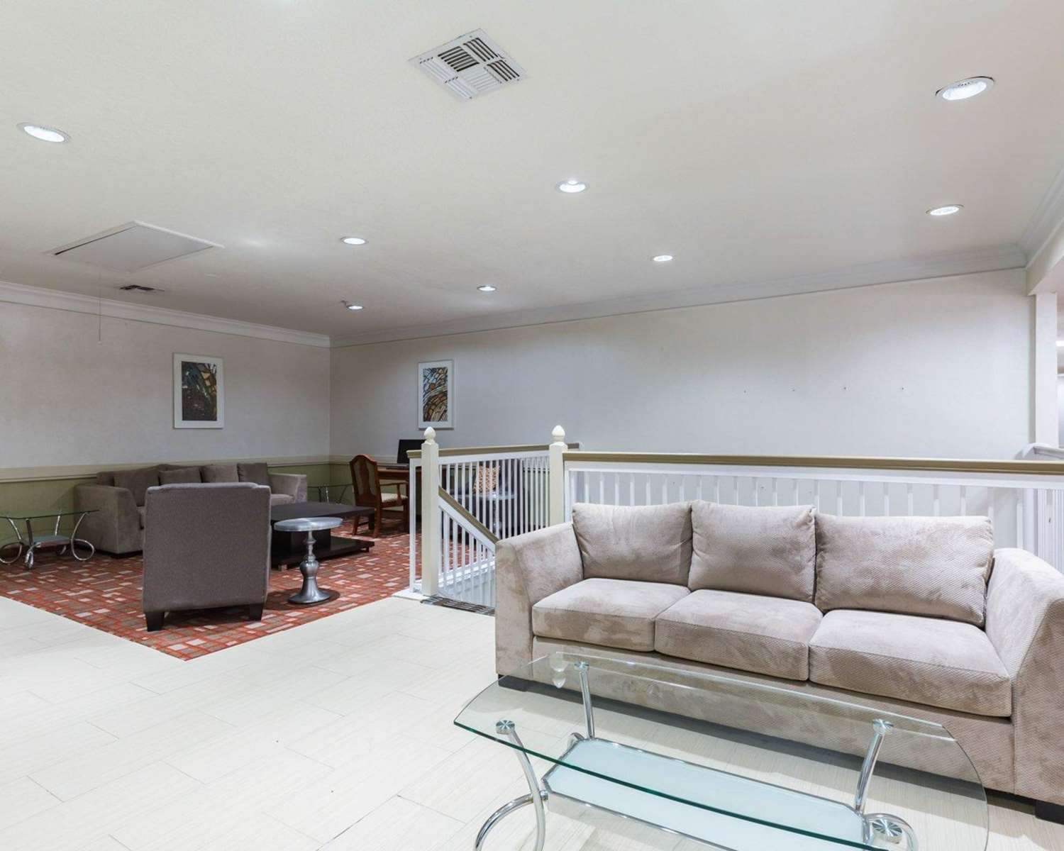 Econo Lodge Inn and Suites East Houston I-10 24/33