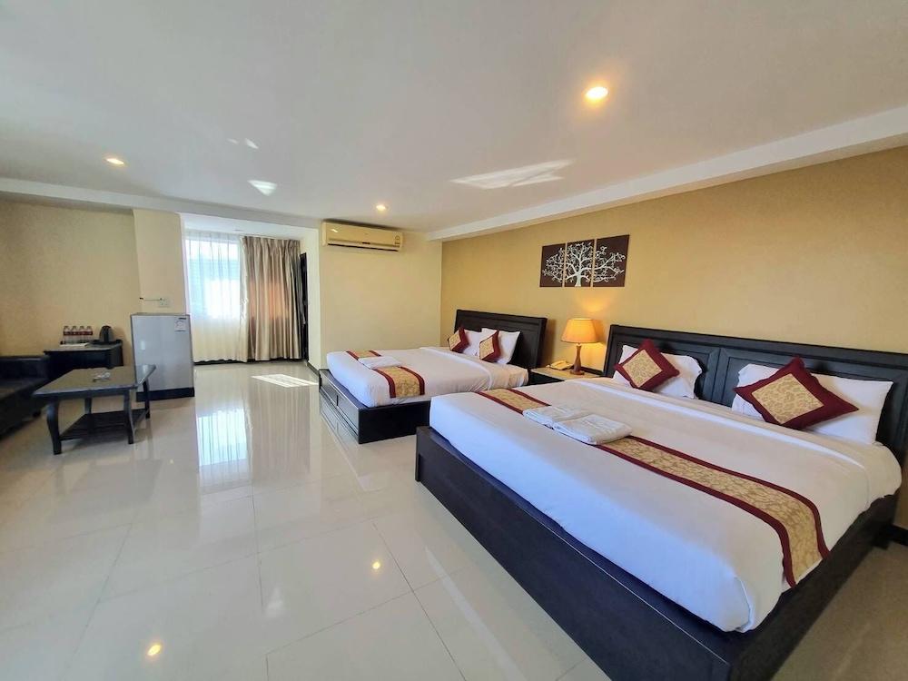 ROOM, QUADRUPLE