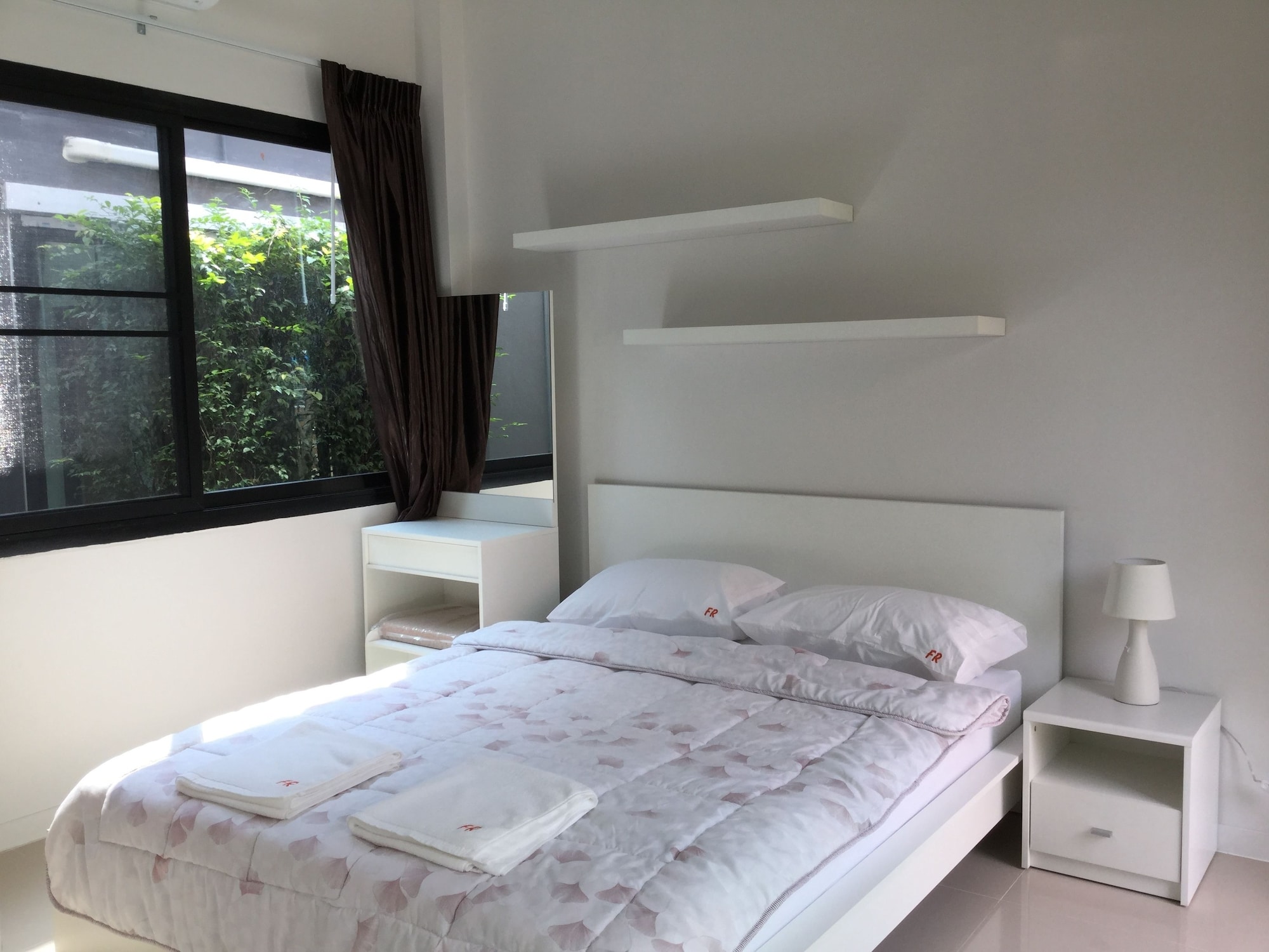GRAND, HOUSE, QUEEN BED