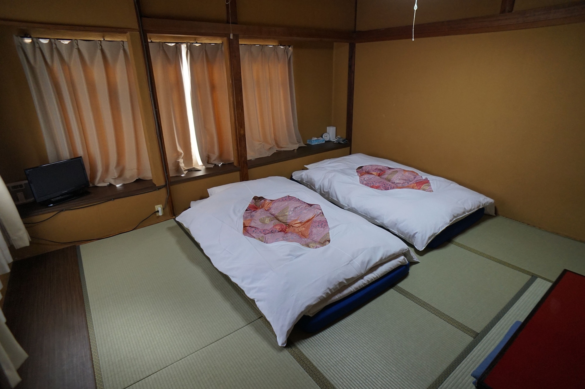 JAPANESE, NO BATHROOM