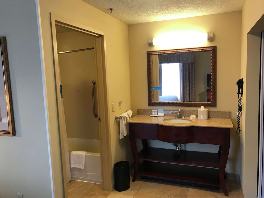 Hampton Inn Suites Bloomington Normal 26/48