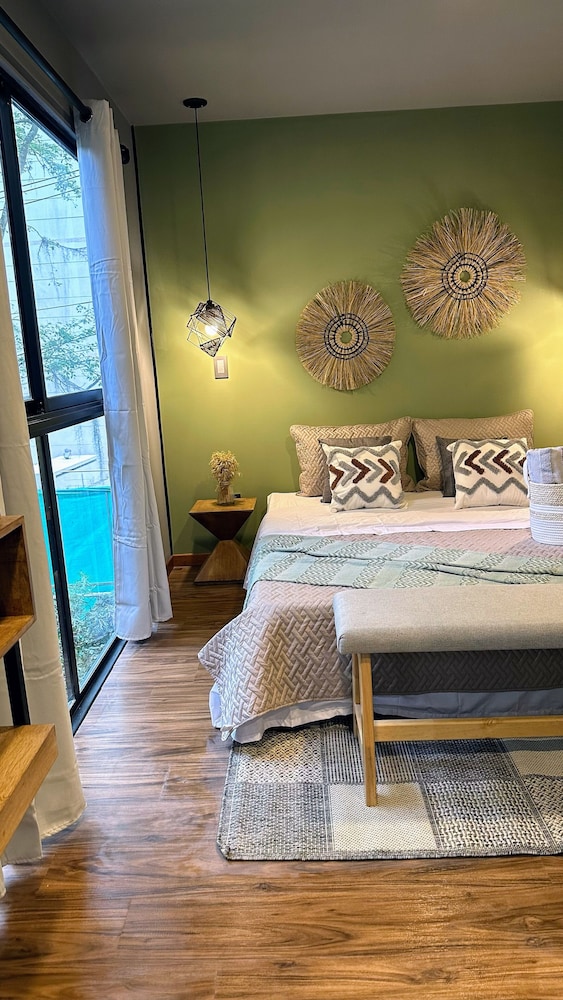 DELUXE, CABIN