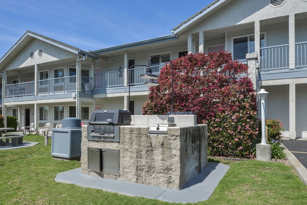 Cayucos Beach Inn 61/64