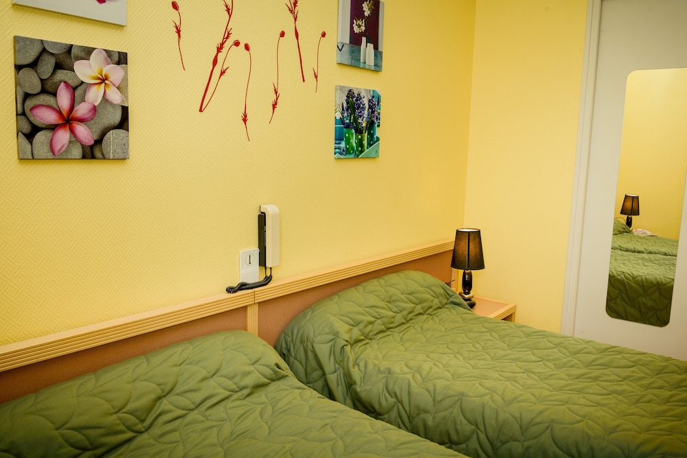 HOSTELLERIE DES LAURIERS 13/30