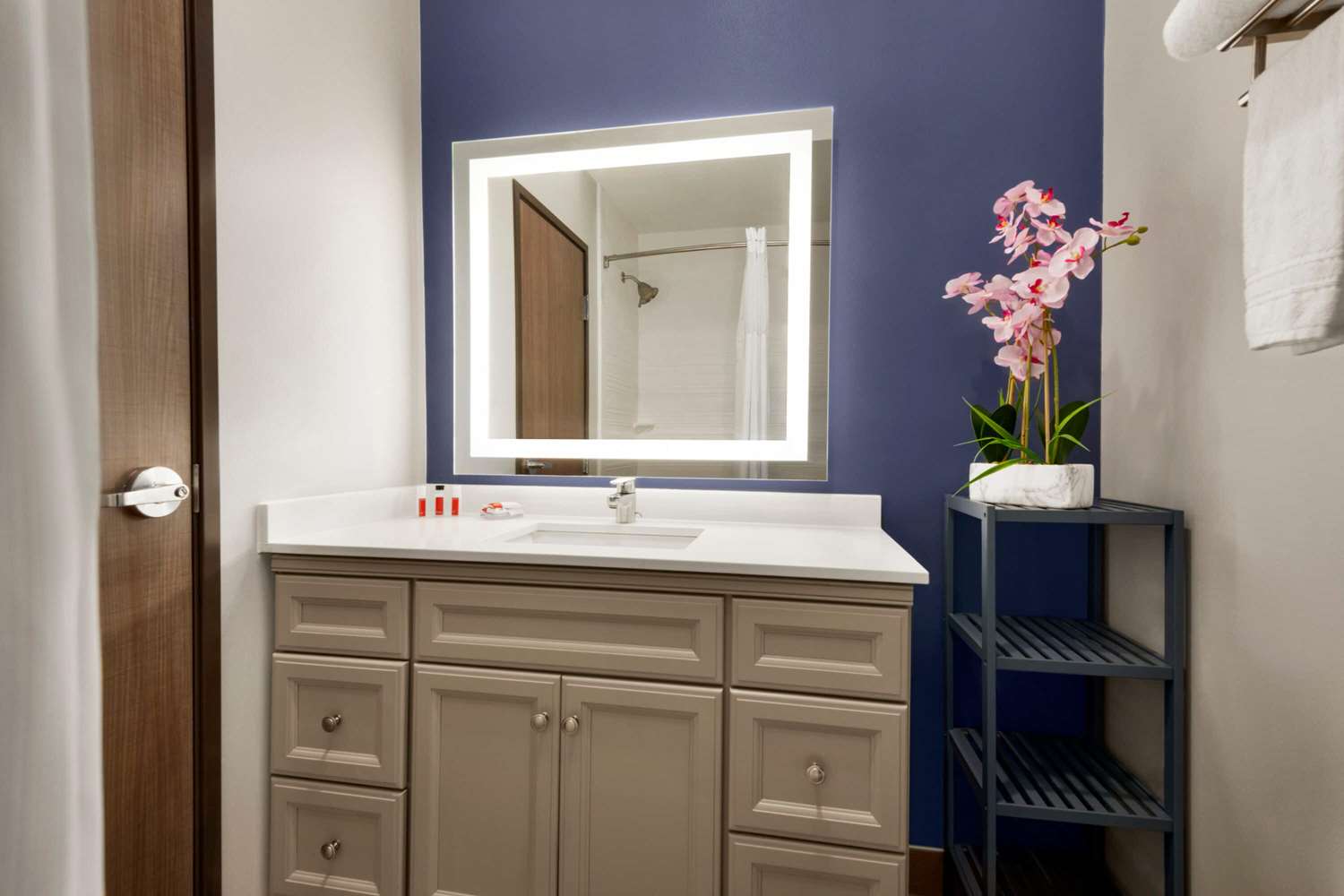 Days Inn & Suites By Wyndham Beaumont West / I-10 & Walden 46/47