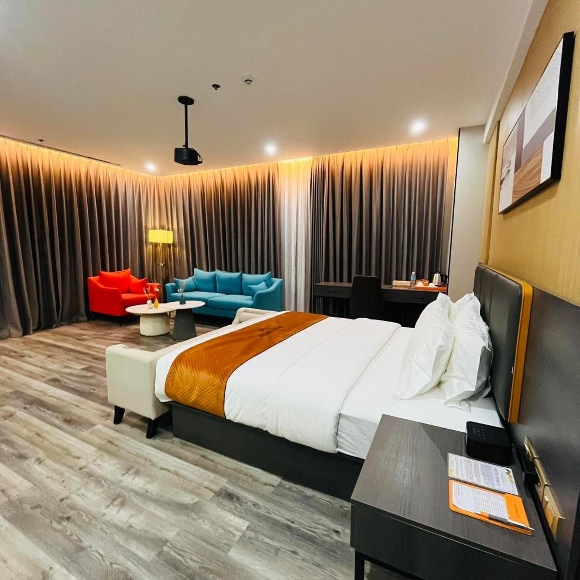 Venus Royale Hotel 13/63