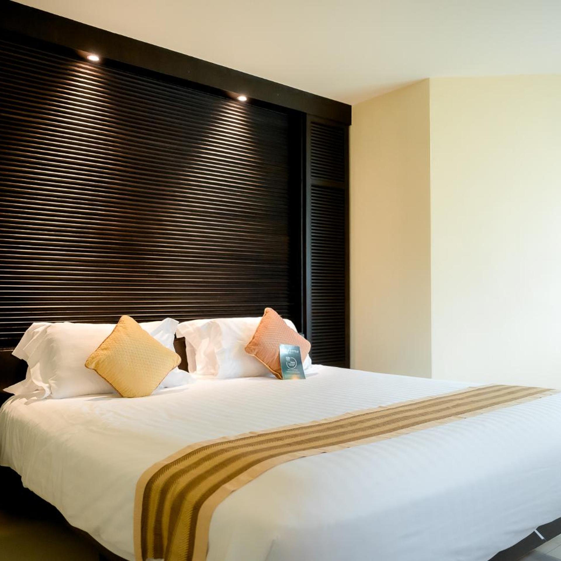 Superior, King Bed, Pool Side