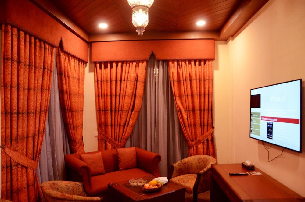 Pearl Continental Malam Jabba 30/50