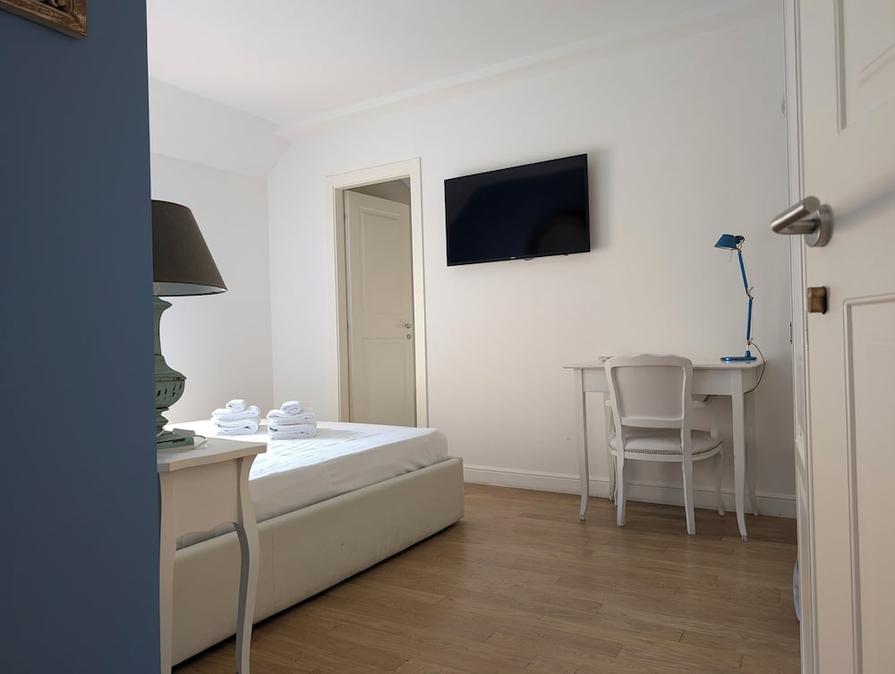Cosmopolitan Central Rooms 17/36