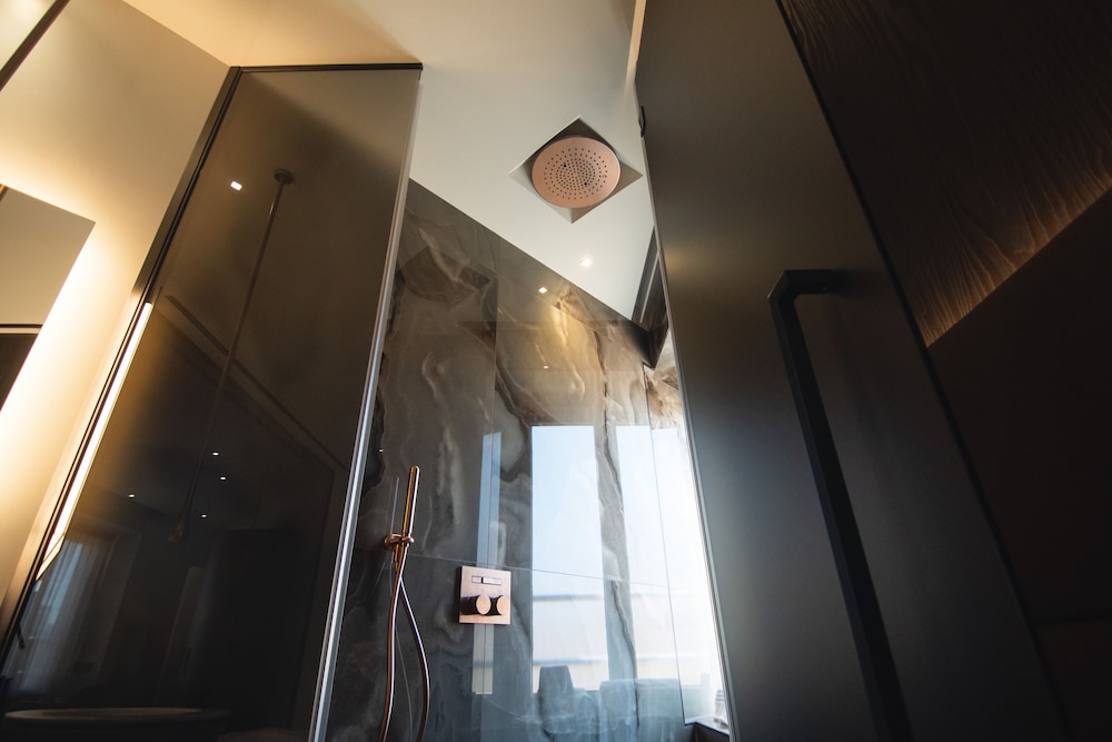 Tritone Luxury Suites 2/30