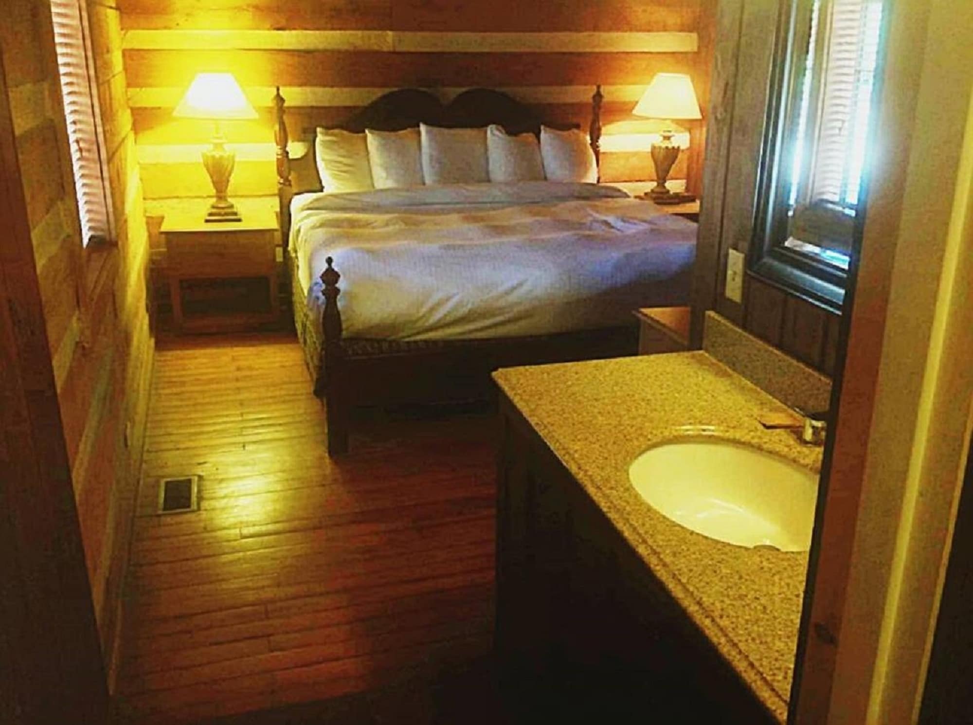 1.5 Bedrooms, Cabin, King and Queen Bed