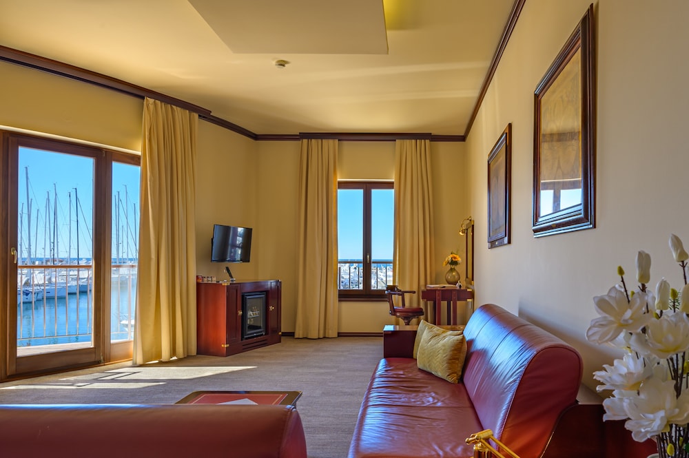 Hotel Nautica 42/72