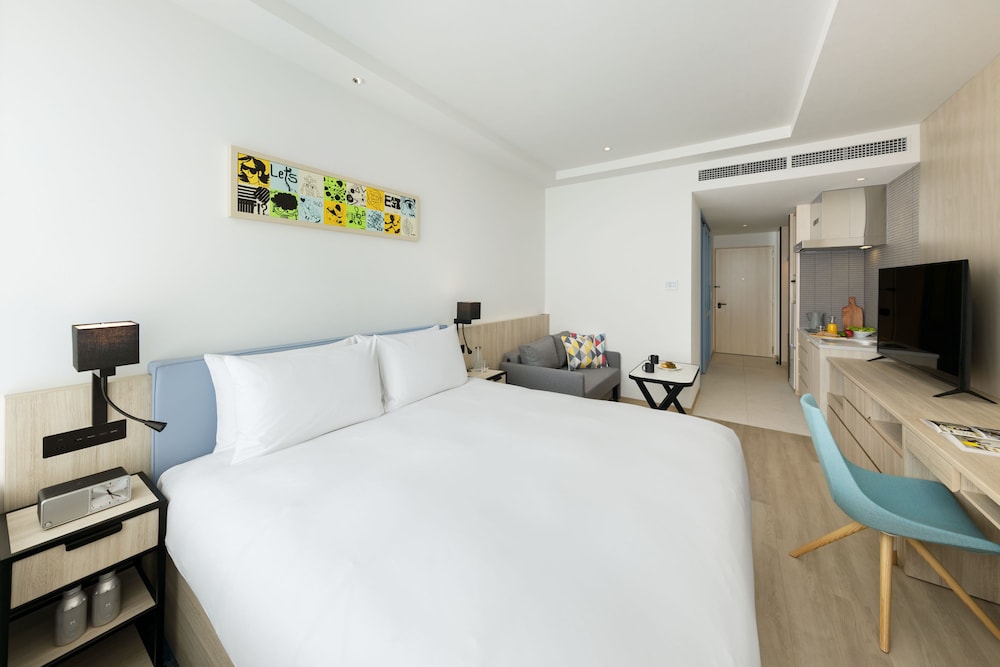 ROOM, KING BED, SOFA