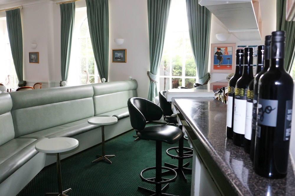 ROWVILLE INTERNATIONAL HOTEL 37/46