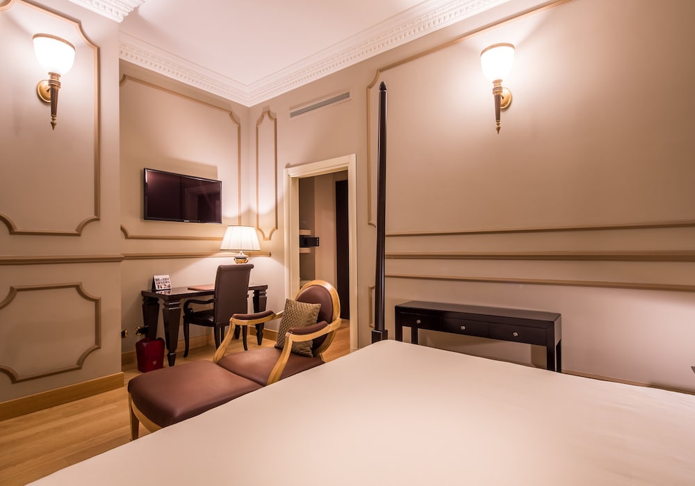 EXECUTIVE, SUITE
