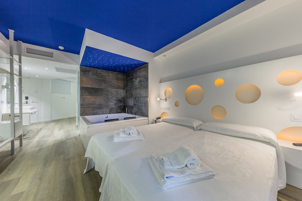 WelikeHotel Triton beach 34/48