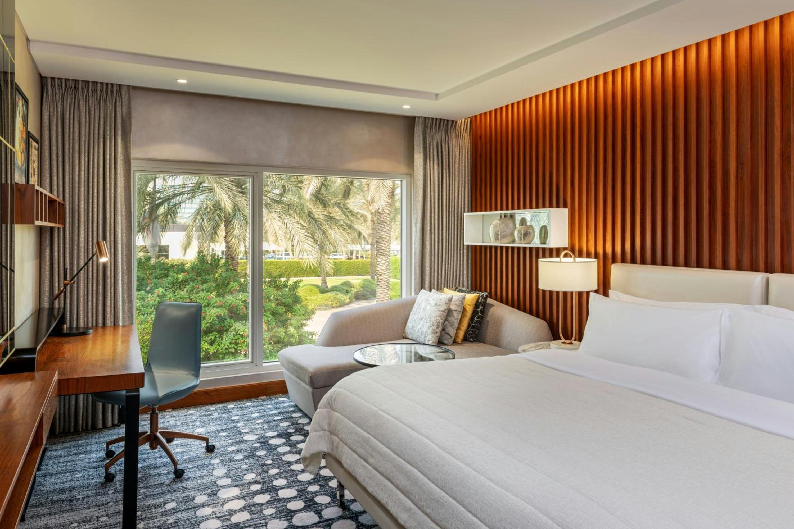 غرفة ديلوكس بسرير كوين بإطلالة على الحديقة، Le Meridien Dubai Hotel and Conference Centre 2/10